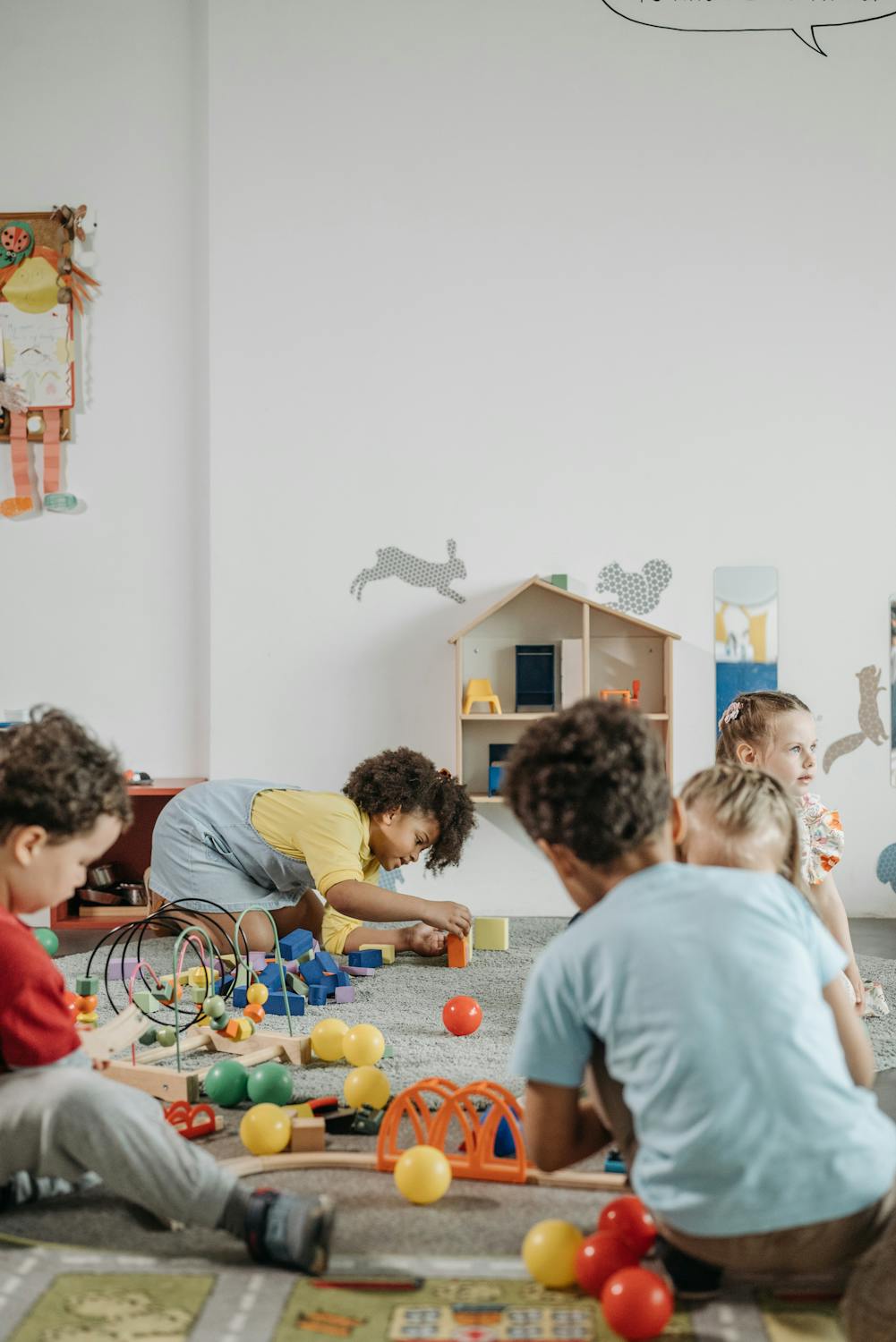Kinder spielen auf dem Boden