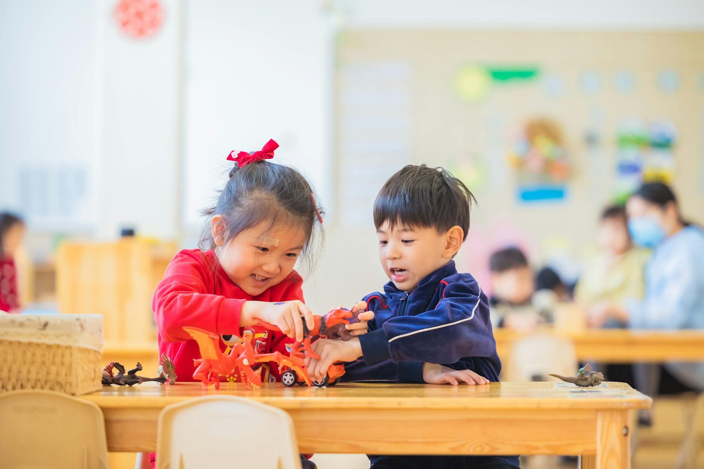 Kinder spielen gemeinsam