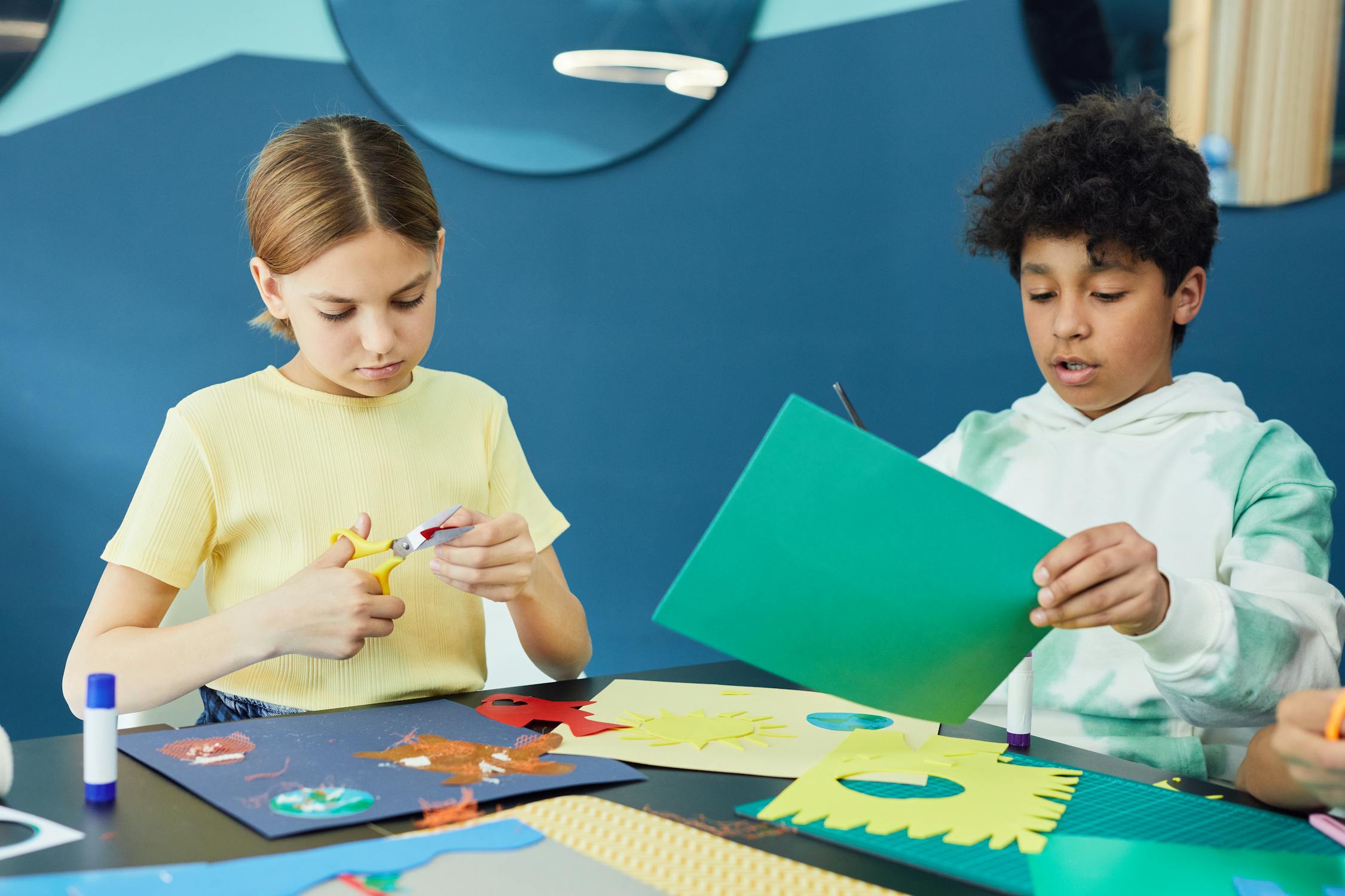 Kinder bei einem Kunstprojekt