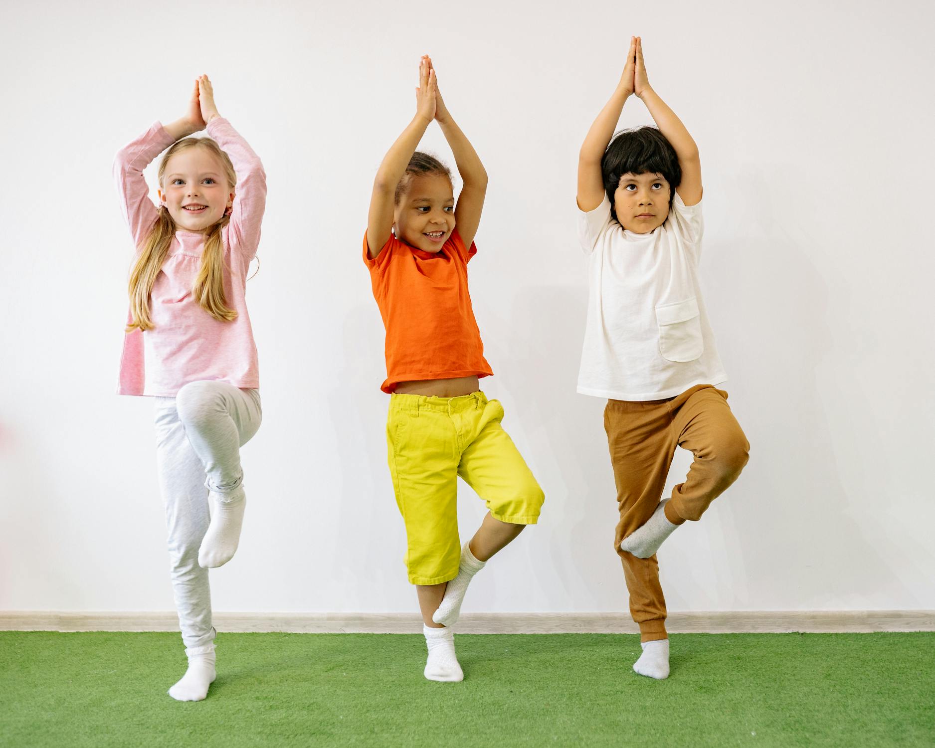 Kinder bei Yoga und Bewegung