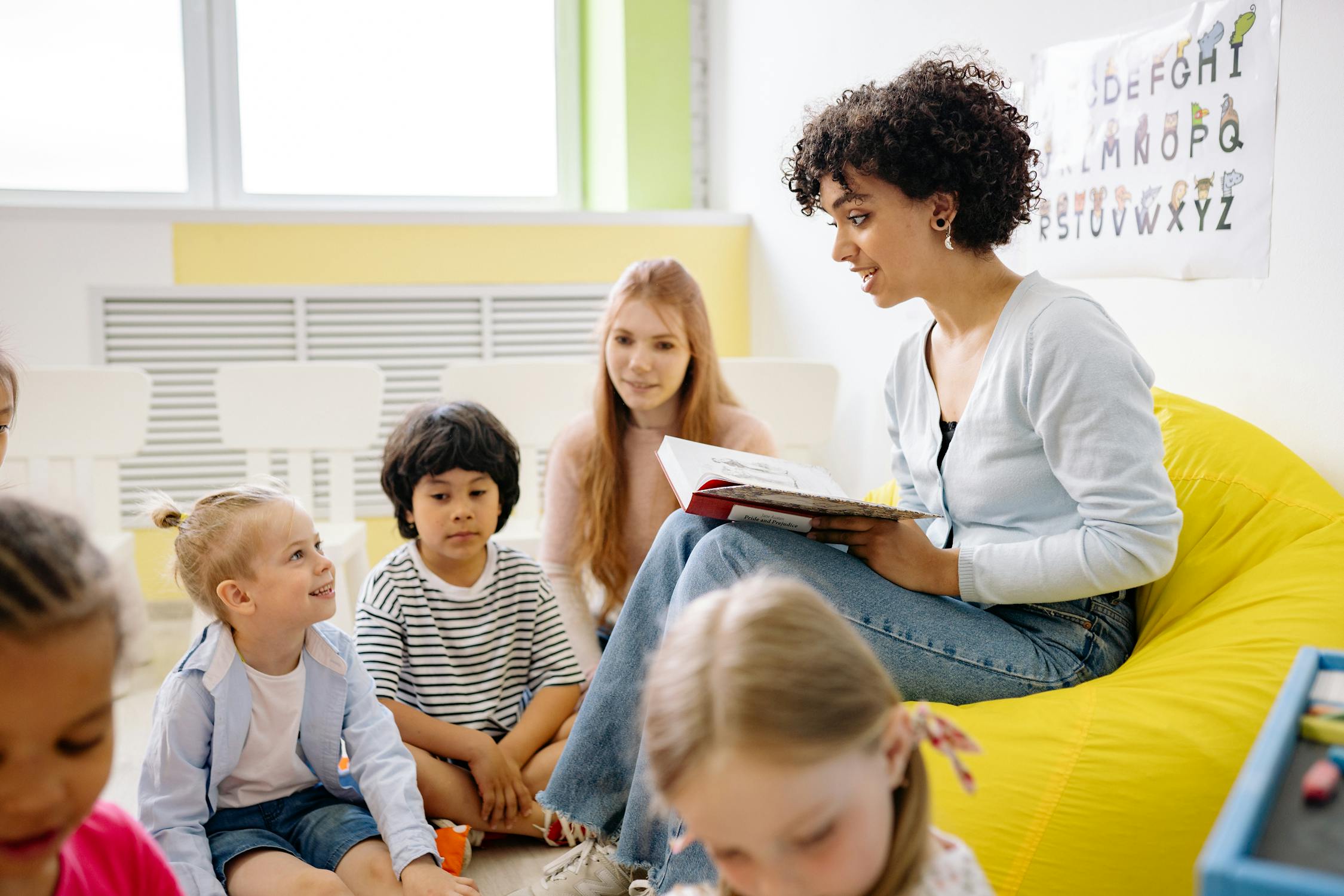 Erzieherin liest Kindern vor